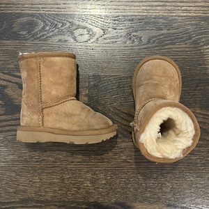 Ugg Kids size 6. Amazing condition.